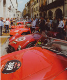 Rote Autos Innenstadt Menschen